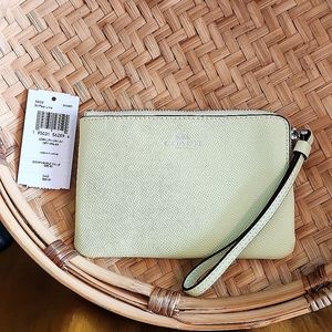 *NWT  COACH Wristlet
